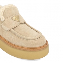 ◆당일◆25FW 삼각 로고 스웨이드 시어링 로퍼 데저트베이지 1D717N JFT F0F24