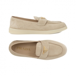 ◆당일◆25FW 삼각 로고 스웨이드 로퍼 데저트베이지 1D222N 3LOL F0F24