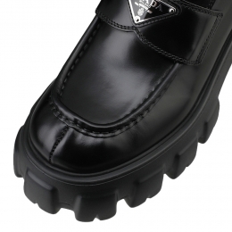 ◆당일◆25FW 삼각 로고 브러쉬드 레더 모노리스 로퍼 블랙 1D649M B4L F0002