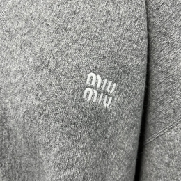 ◆당일◆25FW 로고 크롭 니트 그레이 MML804 1XS9 F0031