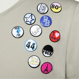 ◆14주년◆뱃지 브이넥 티셔츠 카키 HP64215T D4229 680